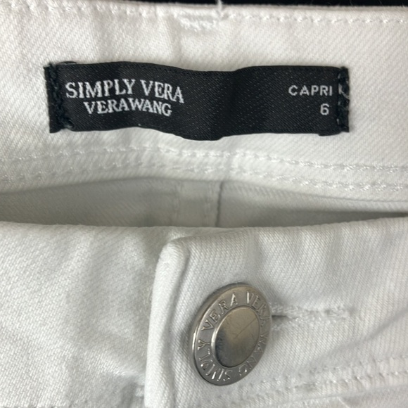 Simply Vera Vera Wang white denim capris with appliqué detailing on the bottom - Picture 5 of 13
